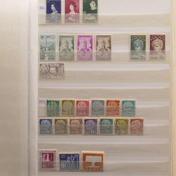 Vrac philatélique de timbres du monde neufs et oblitérés en un carton.