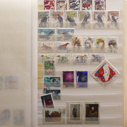 Vrac philatélique de timbres du monde neufs et oblitérés en un carton.