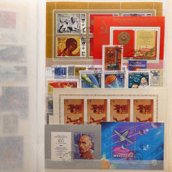 Vrac philatélique de timbres du monde neufs et oblitérés en un carton.