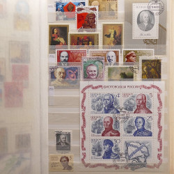 Vrac philatélique de timbres du monde neufs et oblitérés en un carton.