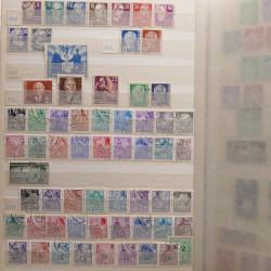 Vrac philatélique de timbres du monde neufs et oblitérés en un carton.