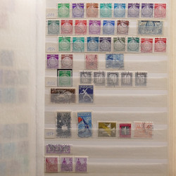 Vrac philatélique de timbres du monde neufs et oblitérés en un carton.