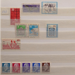 Vrac philatélique de timbres du monde neufs et oblitérés en un carton.