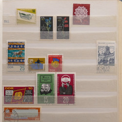 Vrac philatélique de timbres du monde neufs et oblitérés en un carton.