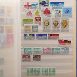 Vrac philatélique de timbres du monde neufs et oblitérés en un carton.