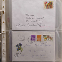 Vrac philatélique de timbres du monde neufs et oblitérés en un carton.