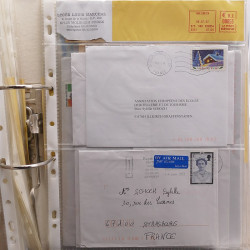 Vrac philatélique de timbres du monde neufs et oblitérés en un carton.