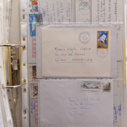 Vrac philatélique de timbres du monde neufs et oblitérés en un carton.