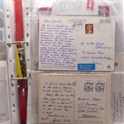 Vrac philatélique de timbres du monde neufs et oblitérés en un carton.