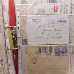 Vrac philatélique de timbres du monde neufs et oblitérés en un carton.