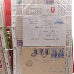Vrac philatélique de timbres du monde neufs et oblitérés en un carton.