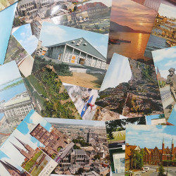 Vrac philatélique de timbres du monde neufs et oblitérés en un carton.