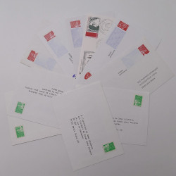 Vrac philatélique de timbres du monde neufs et oblitérés en un carton.