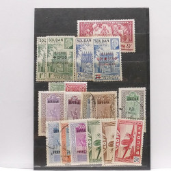 Vrac philatélique de timbres du monde neufs et oblitérés en un carton.