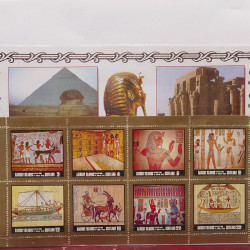 Vrac philatélique de timbres du monde neufs et oblitérés en un carton.