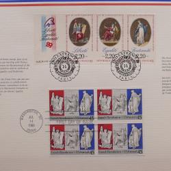 Vrac philatélique de timbres du monde neufs et oblitérés en un carton.