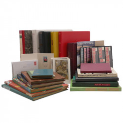 Vrac philatélique de timbres du monde neufs et oblitérés en un carton.