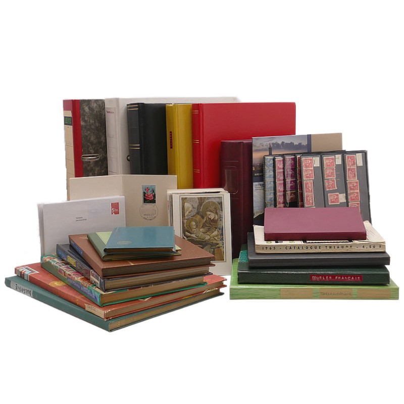 Vrac philatélique de timbres du monde neufs et oblitérés en un carton.