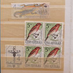 Vrac philatélique de timbres du monde neufs et oblitérés en un carton.