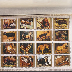 Vrac philatélique de timbres du monde neufs et oblitérés en un carton.