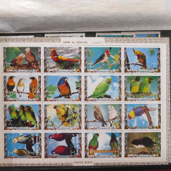 Vrac philatélique de timbres du monde neufs et oblitérés en un carton.