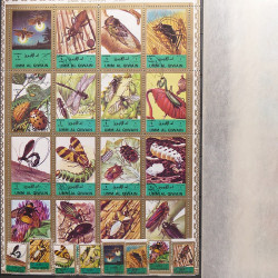 Vrac philatélique de timbres du monde neufs et oblitérés en un carton.