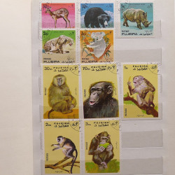 Vrac philatélique de timbres du monde neufs et oblitérés en un carton.