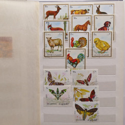 Vrac philatélique de timbres du monde neufs et oblitérés en un carton.