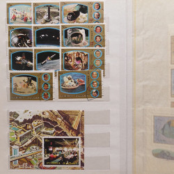 Vrac philatélique de timbres du monde neufs et oblitérés en un carton.