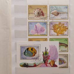 Vrac philatélique de timbres du monde neufs et oblitérés en un carton.