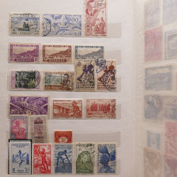 Vrac philatélique de timbres du monde neufs et oblitérés en un carton.