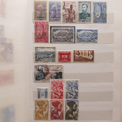 Vrac philatélique de timbres du monde neufs et oblitérés en un carton.