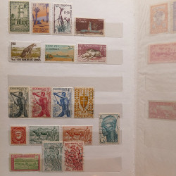 Vrac philatélique de timbres du monde neufs et oblitérés en un carton.