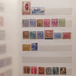 Vrac philatélique de timbres du monde neufs et oblitérés en un carton.