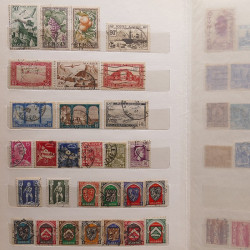 Vrac philatélique de timbres du monde neufs et oblitérés en un carton.