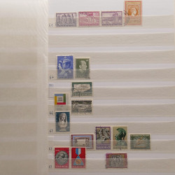 Vrac philatélique de timbres du monde neufs et oblitérés en un carton.