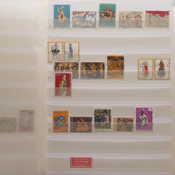 Vrac philatélique de timbres du monde neufs et oblitérés en un carton.