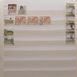 Vrac philatélique de timbres du monde neufs et oblitérés en un carton.