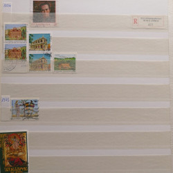 Vrac philatélique de timbres du monde neufs et oblitérés en un carton.