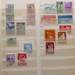 Vrac philatélique de timbres du monde neufs et oblitérés en un carton.