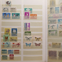 Vrac philatélique de timbres du monde neufs et oblitérés en un carton.