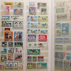 Vrac philatélique de timbres du monde neufs et oblitérés en un carton.