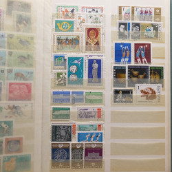 Vrac philatélique de timbres du monde neufs et oblitérés en un carton.