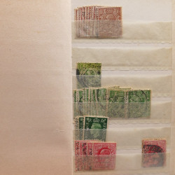 Vrac philatélique de timbres du monde neufs et oblitérés en un carton.