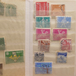 Vrac philatélique de timbres du monde neufs et oblitérés en un carton.