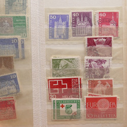 Vrac philatélique de timbres du monde neufs et oblitérés en un carton.