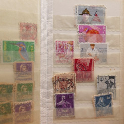 Vrac philatélique de timbres du monde neufs et oblitérés en un carton.