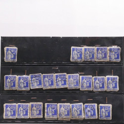 Vrac philatélique de timbres du monde neufs et oblitérés en un carton.