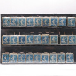 Vrac philatélique de timbres du monde neufs et oblitérés en un carton.