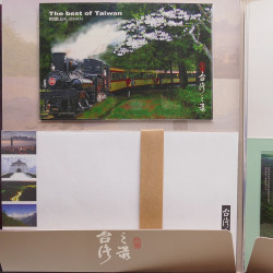 Vrac philatélique de timbres du monde neufs et oblitérés en un carton.